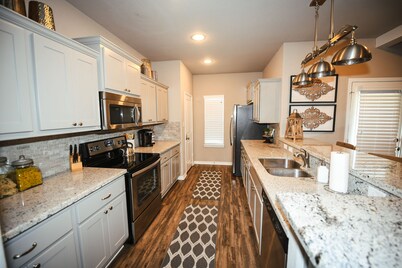 Beautifully furnished townhome! Spacious Aggie retreat!