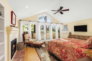 5 bedrooms, desk, iron/ironing board, travel crib - Luxury Home w/ Pool & Vineyard Views (Santa Rosa)