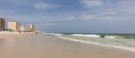 Plage à proximité, chaises longues, serviettes de plage