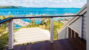 Ein Balkon mit Blick auf einen Yachthafen und ein Schwimmbad.