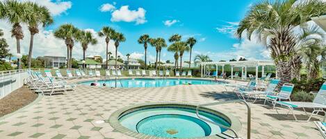 Una piscina al aire libre, una piscina climatizada