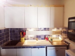 Een koelkast, een microgolfoven, een oven, een kookplaat