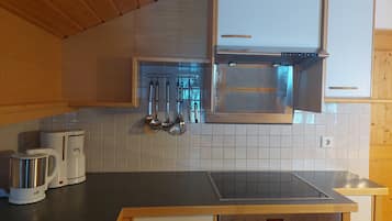 Geladeira, micro-ondas, fogão, cooktop