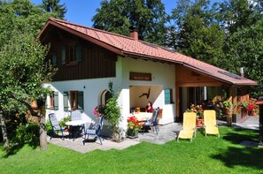 Outdoor dining - Vacation home with conservatory, fireplace and garden barbecue in a secluded location in the mountains (Tschagguns)