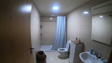 Doccia, asciugamani, sapone, carta igienica