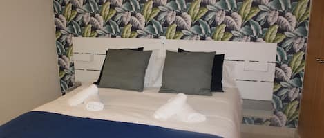 1 habitación, tabla de planchar con plancha y cuna de viaje