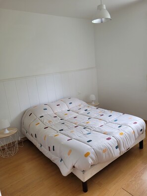 4 makuuhuonetta, silitysrauta/-lauta, ilmainen Wi-Fi, vuodevaatteet