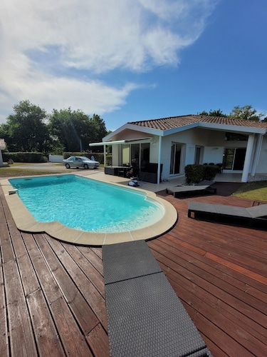 Beautiful villa with swimming pool located in a quiet area near the lake and sea