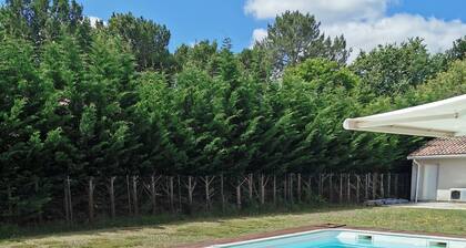 TrÚs belle villa avec piscine située dans un quartier calme prÚs du lac et mer