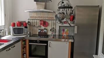 Réfrigérateur, micro-ondes, four, plaque de cuisson