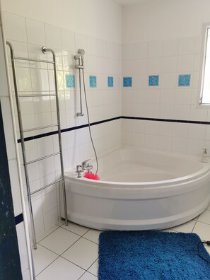 Bathroom features a bathtub and a metal ladder.