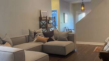 Smart-TV, Kamin, Bücher, Stereoanlage