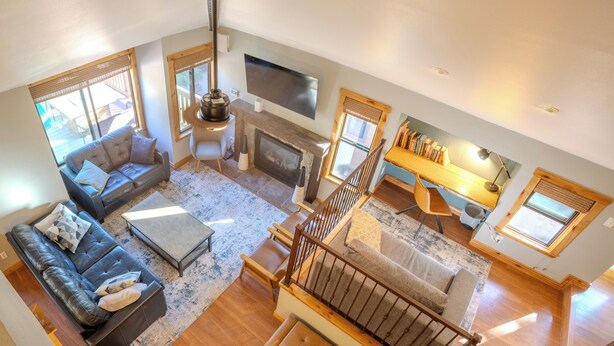 Smart TV, fireplace, offices - 300 off for Christmas 12/23-26 Ski in/Walk Out. Private Hottub Sleeps 8 2Br+Loft (Park City)