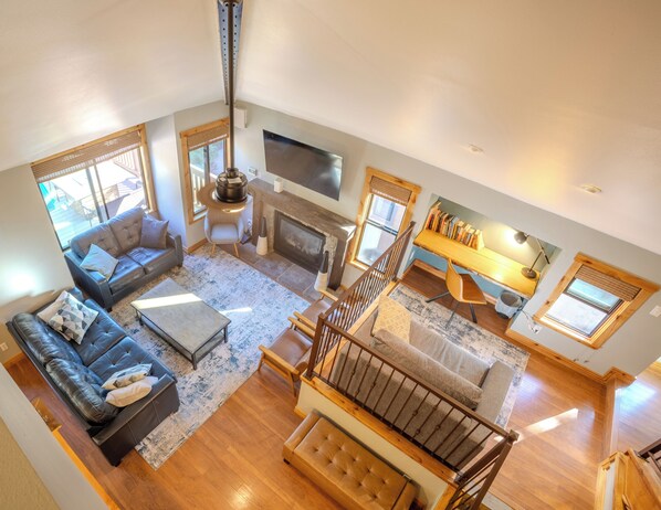 TV connectée, cheminée, espaces bureaux