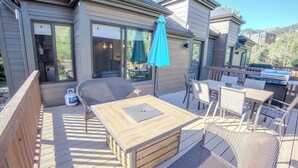 A deck with a wooden table, chairs, and a grill. - 300 off for Christmas 12/23-26 Ski in/Walk Out. Private Hottub Sleeps 8 2Br+Loft (Park City)