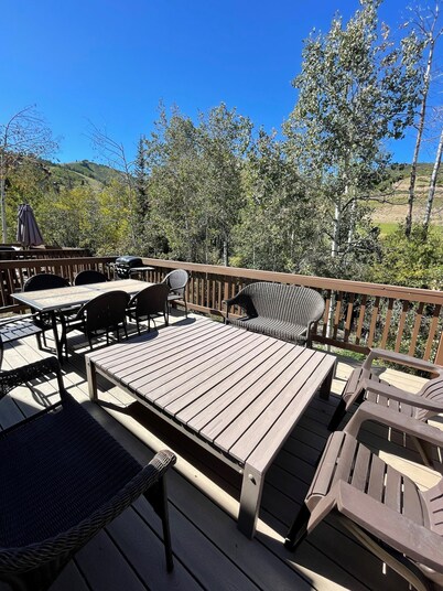 Ski in - Walk Out & Walk to Canyons Base + Private Hottub. 2Br + Loft - sleeps 8