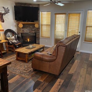 Téléviseur connecté, foyer, table de baby-foot, table de ping-pong