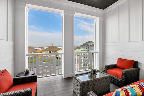 Howdy Holiday: Laguna Oasis