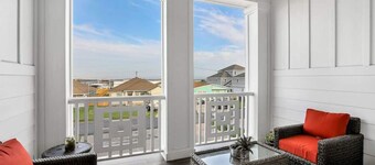 Howdy Holiday: Laguna Oasis