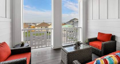 Howdy Holiday: Laguna Oasis