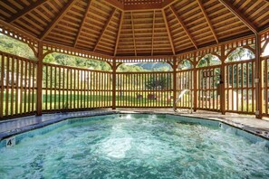 Una piscina techada, una piscina al aire libre