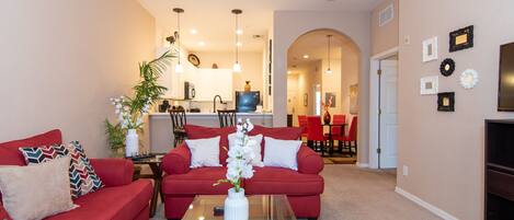 Una Smart TV, un reproductor de DVD, una mesa de tenis de mesa