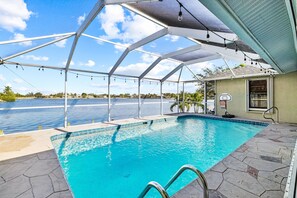 Een verwarmd zwembad