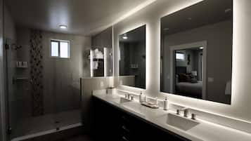 Luxury Condo | Bathroom | Combined shower/bathtub, rainfall showerhead, towels, soap