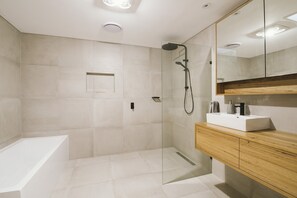 Bañera, secador de pelo, toallas y jabón