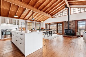 Kjøleskap, mikrobølgeovn, ovn og oppvaskmaskin