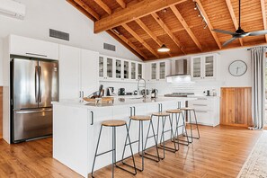 Kjøleskap, mikrobølgeovn, ovn og oppvaskmaskin