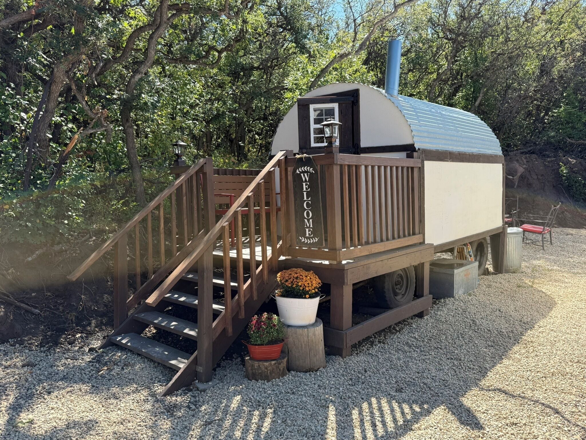 Una estructura de madera con una rampa que conduce a una puerta con la inscripción "WELCOME".