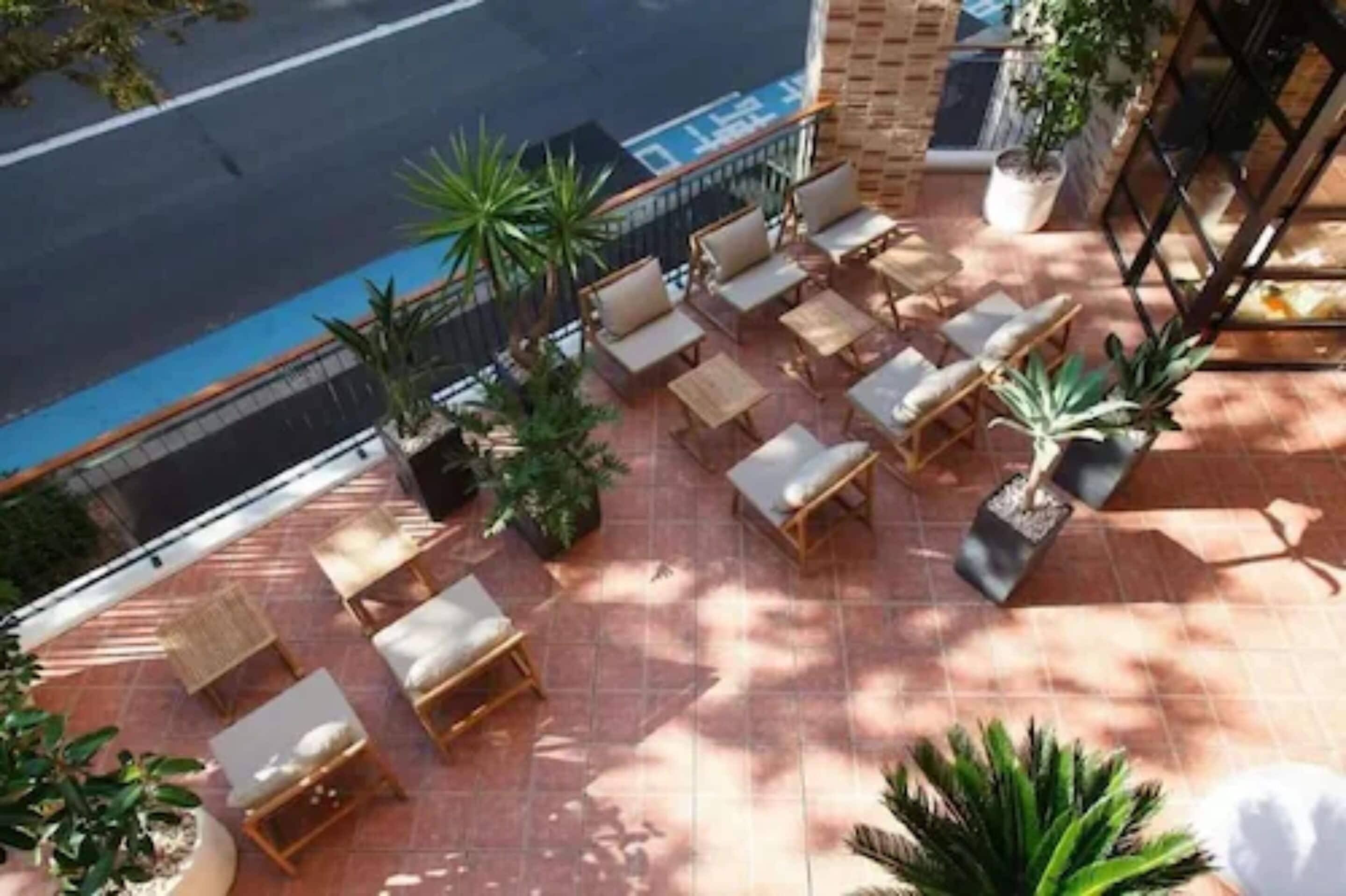 Eine Dachterrasse mit Liegestühlen und Topfpflanzen.