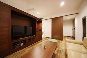 Süit, 2 Çift Kişilik Yatak, Sigara İçilmez (1 Corner Sofa) | Odada kasa, masa, güneşlik/perde, ücretsiz kablosuz İnternet 