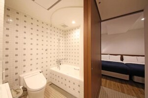 Un baño con inodoro, lavamanos y bañera.