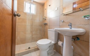 Regadera, toallas, jabón, papel de baño