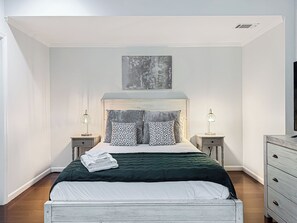 7 quartos, cofres nos quartos, escrivaninha