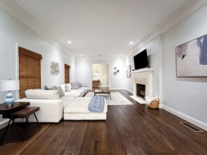 Smart TV, chimenea, videojuegos y reproductor de DVD