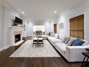 Smart TV, chimenea, videojuegos y reproductor de DVD