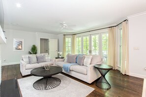 TV connectée, cheminée, jeux vidéo, lecteur de DVD