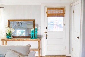 Smart TV, books - Historic Gideon’s Fish House, St. Andrews (Panama City)