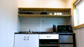 Kühlschrank, Mikrowelle, Wasserkocher mit Kaffee-/Teezubehör