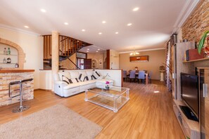 Televisie, videospelletjes, een dvd-speler en een tafeltennistafel