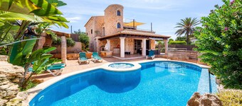 Luxurious property near the beach – Villa Del Salto Uceda