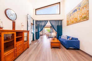 Televisie, videospelletjes, een dvd-speler en een tafeltennistafel