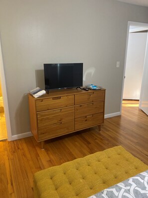 3 bedrooms, in-room safe, desk, iron/ironing board