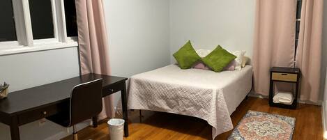 3 Schlafzimmer, Zimmersafe, Schreibtisch, Bügeleisen/Bügelbrett