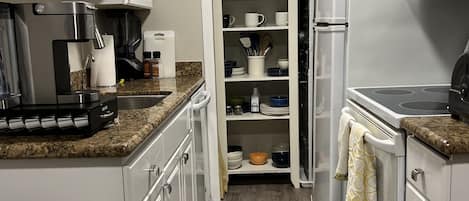 Geladeira, micro-ondas, fogão, cooktop