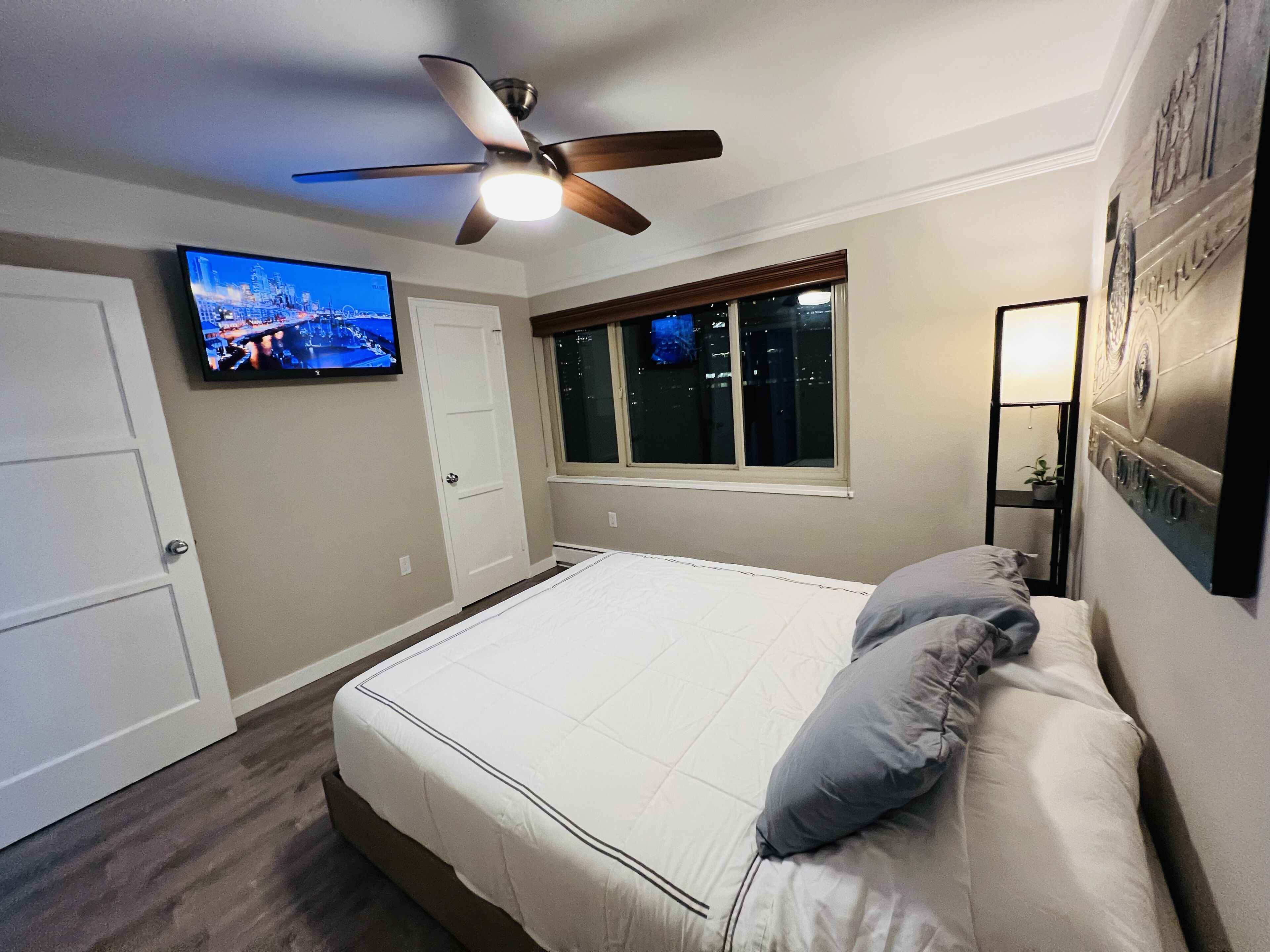 2 bedrooms, desk, iron/ironing board, travel crib