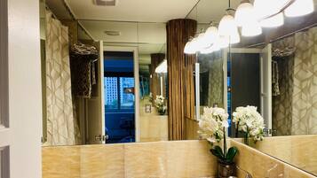 Combined shower/tub, jetted tub, hair dryer, towels